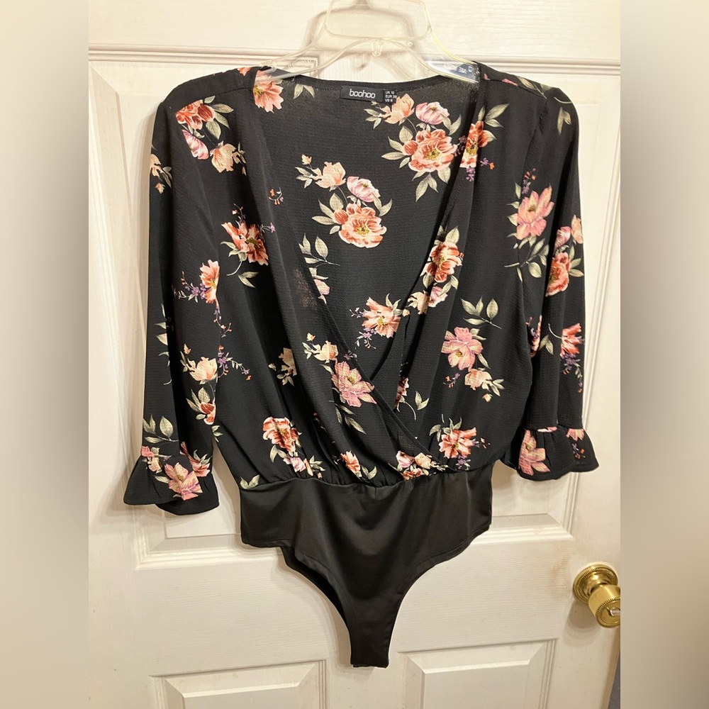 Boohoo Size 10 Black Floral Print V-Neck Bodysuit.
